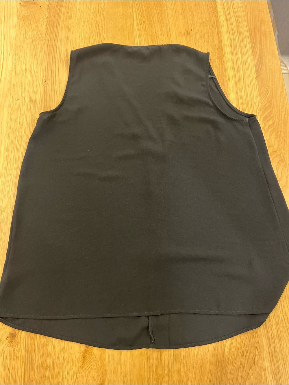Vince Black V-Neck Sleeveless Camisole - Picture 4 of 5